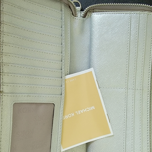 Michael Kors Wallet w/Wristlet Strap - Picture 5 of 6